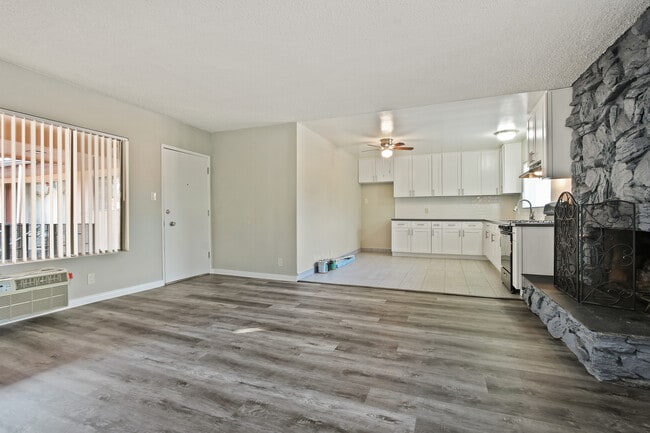 Building Photo - 15464 Moorpark St