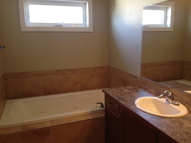 Building Photo - 4 Bed 3 Bath Unit in Carstairs, AB