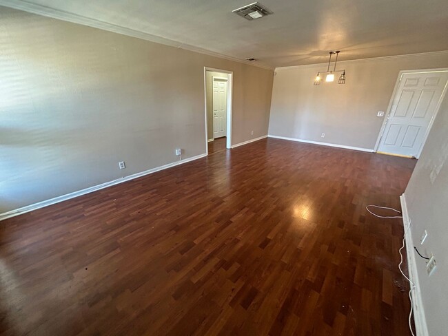 Building Photo - AVAILABLE NOW! 2 Bedroom / 2 Bath Upstairs...