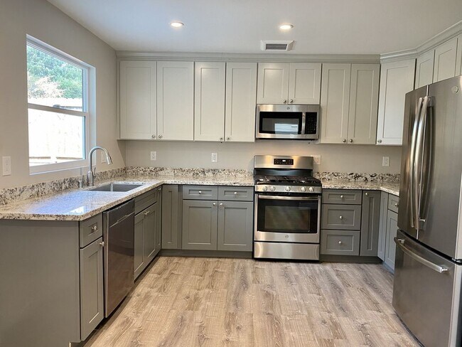 Building Photo - Gorgeous Large 6 bedroom Home
