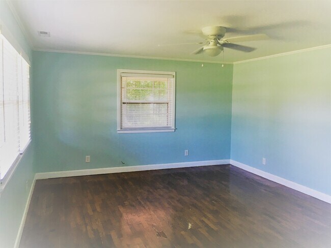 Building Photo - Cottage style brick ranch home, carport, f...