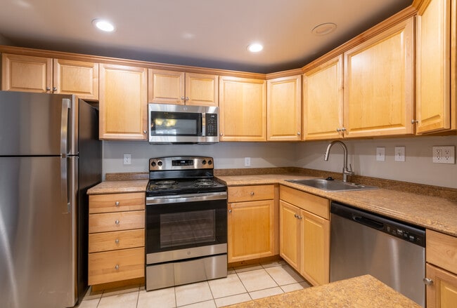 1BR, 1BA - 1,000SF - Highland West