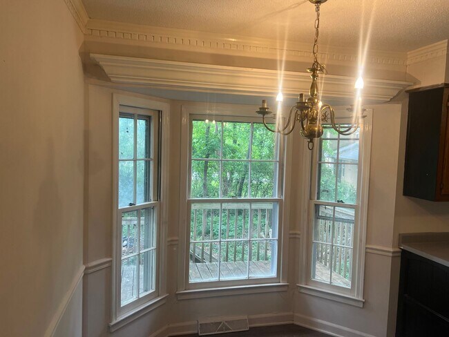 Building Photo - Charming 4-Bedroom, 2-Bath Home with Spaci...