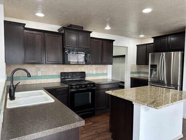 Building Photo - 1100 SW Colonial