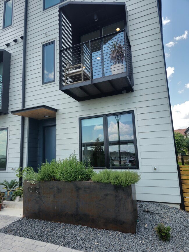 Building Photo - 101 Lively Ln