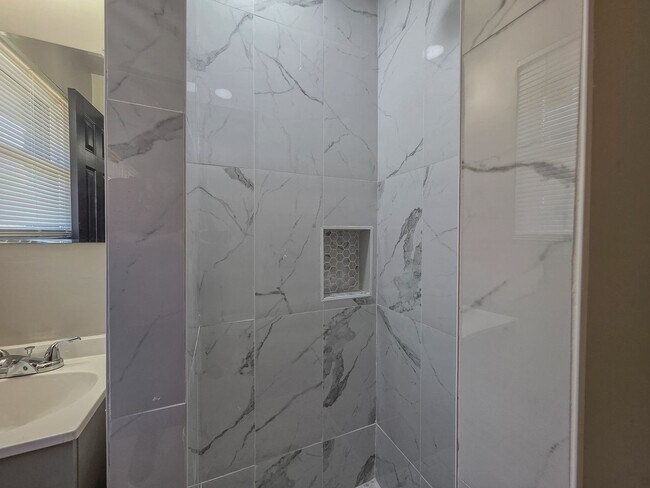 Foto del edificio - Fully Renovated 3-Bedroom Home in Bethany ...