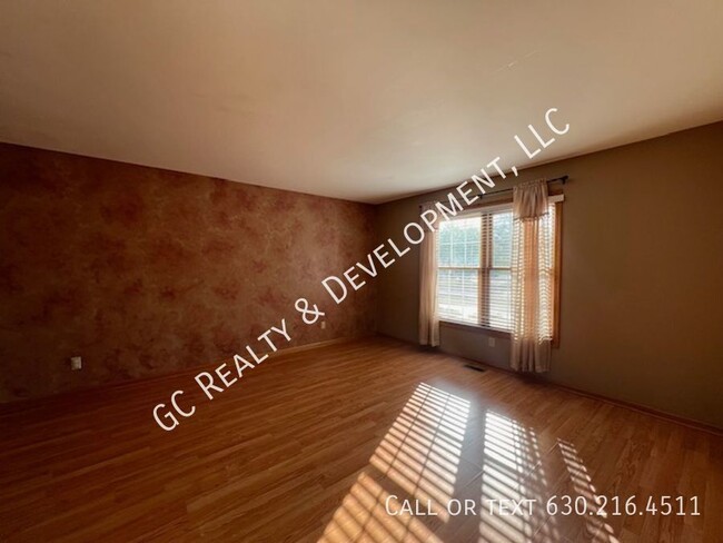 Building Photo - *** AURORA 4 BDRM - 2.5 BTH / FIN BSMT /EA...