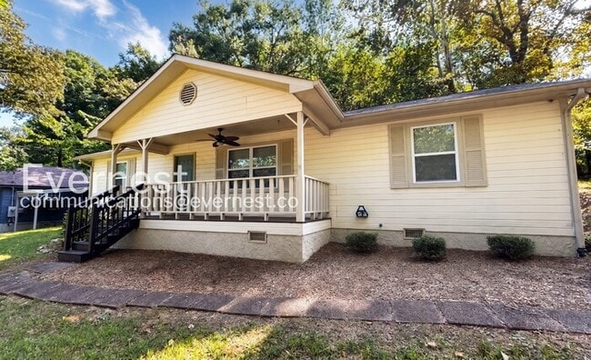 3 Bed/2 Bath Home with Fenced Yard / Available Now! - 3 Bed/2 Bath Home with Fenced Yard / Available Now!