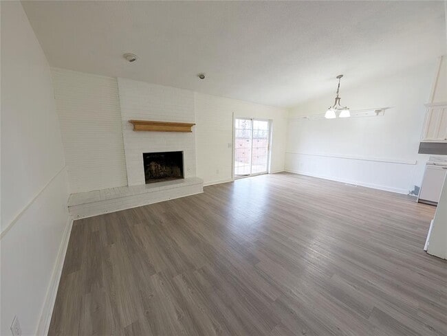 Foto del edificio - 3301 Oakbrook Dr