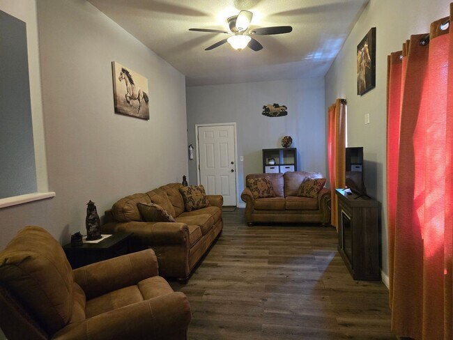 Foto del edificio - Spacious Remodeled Three Bedroom Cabin
