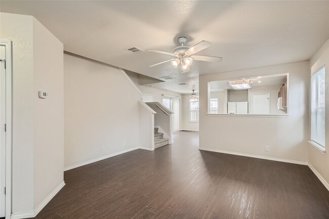 Building Photo - Spacious Home!!!