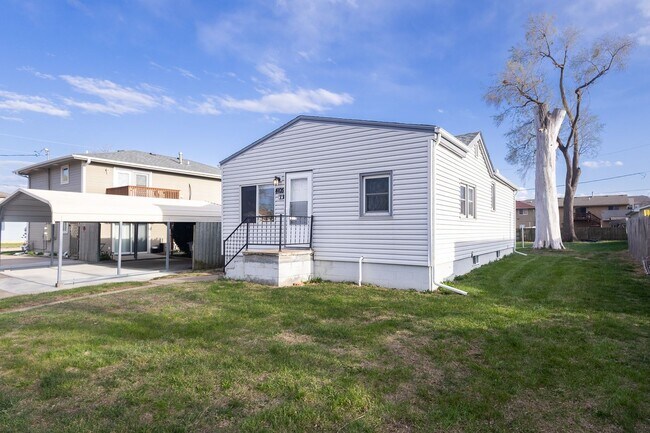 Foto del edificio - Renovated 1-Bedroom Home with Spacious Backyard & Washer/Dryer