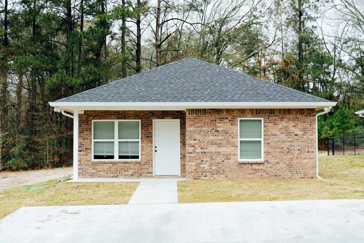 Foto principal - 3 bed 3 bath NEW CONSTRUCTION home available!
