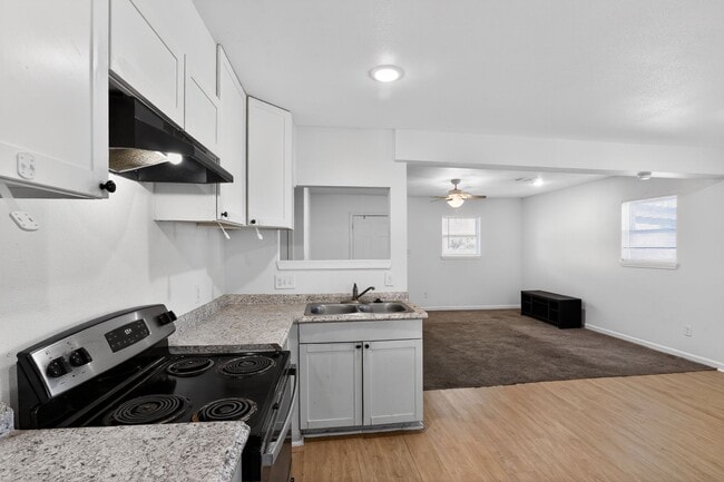 Building Photo - 1548 W 5th St