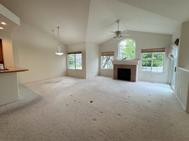 Building Photo - Spacious and Open 3BD/2BA House In Longmont!