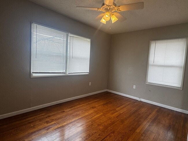 Foto del edificio - 2330 NW 35th- AVAILABLE NOW!