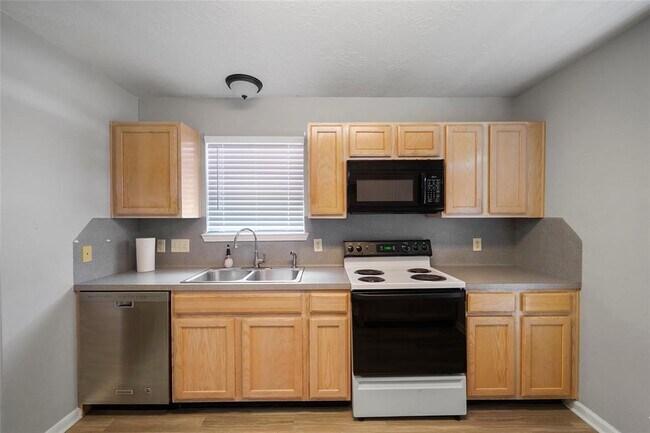 Building Photo - 10807 Twin Circles Dr