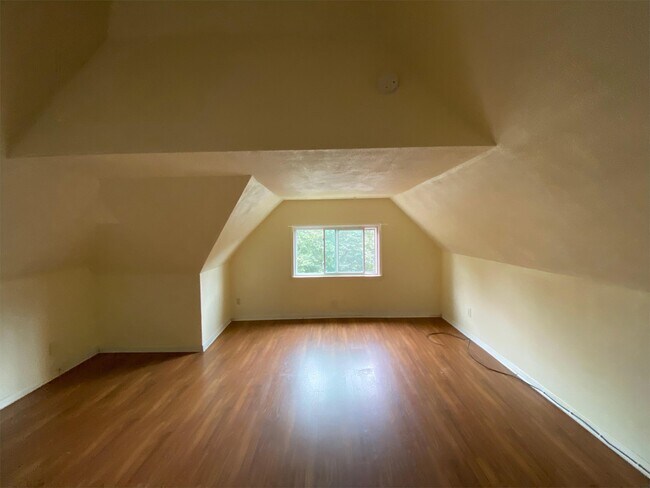 Building Photo - 975 Euclid St