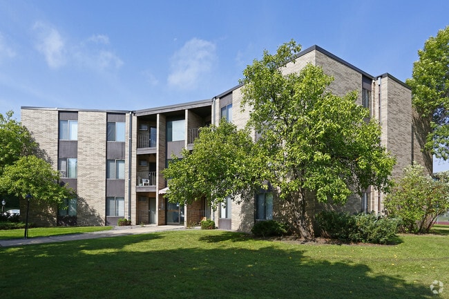 Building Photo - Oakwood Court Apartments