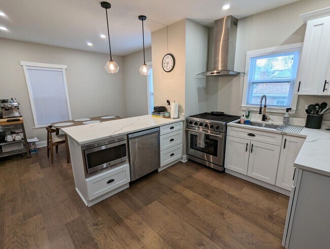 Building Photo - Beautifully Updated 3 Bedroom 1.5 Bathroom...