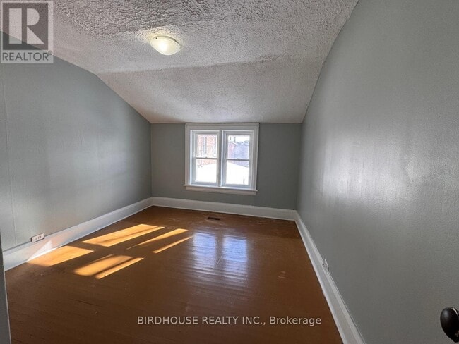 Building Photo - 19 Cambridge St S