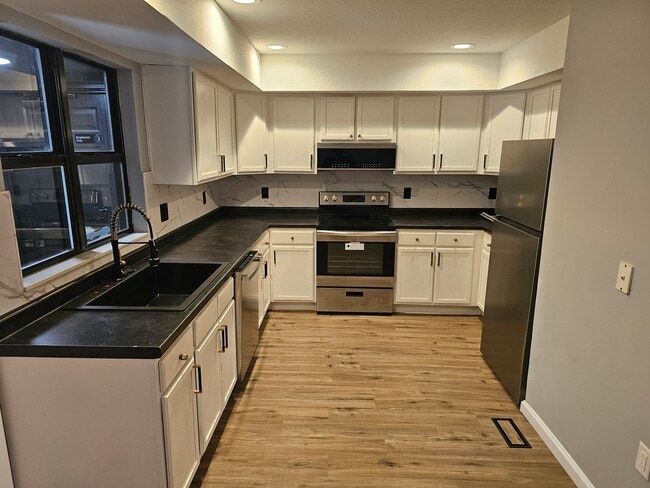 Building Photo - 1806 S Cottage Grove Ave