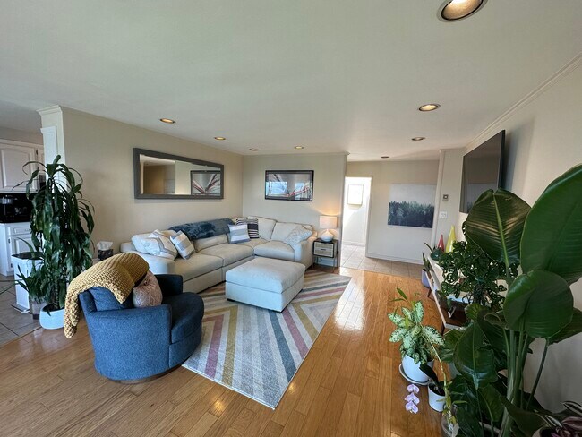 Foto del edificio - 3707 E Livingston Dr