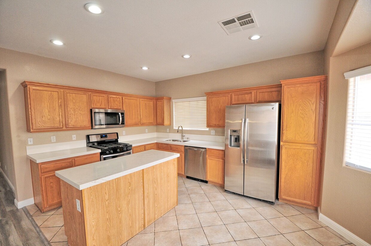 Foto principal - Beautiful 2 Story, 4 Bedroom home located ...