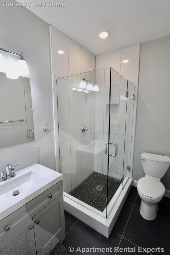 Building Photo - 246 Main St