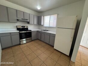 Building Photo - 3313 E Blacklidge Dr