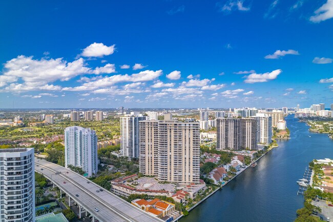 Foto del edificio - 19355 Turnberry Way