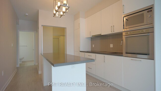 Building Photo - 27-1727 Bathurst St