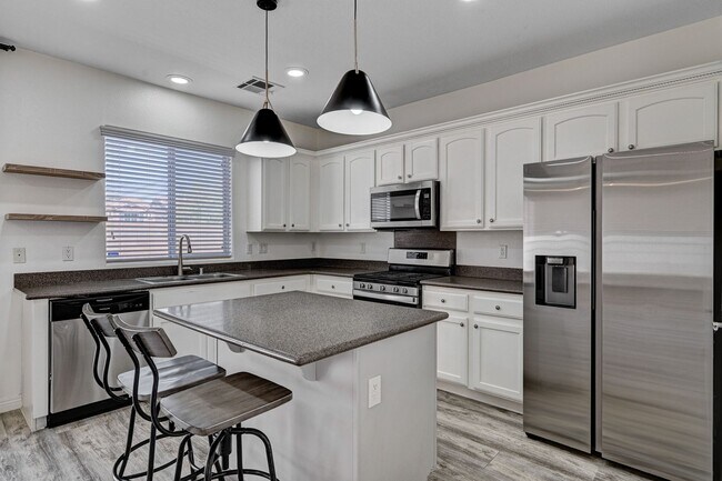 Foto del edificio - Beautiful 3 Bedroom + Loft - SOLAR INCLUDED!
