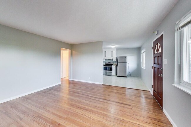 Building Photo - Modern and Elegant Lakeshore 2 bedroom apa...