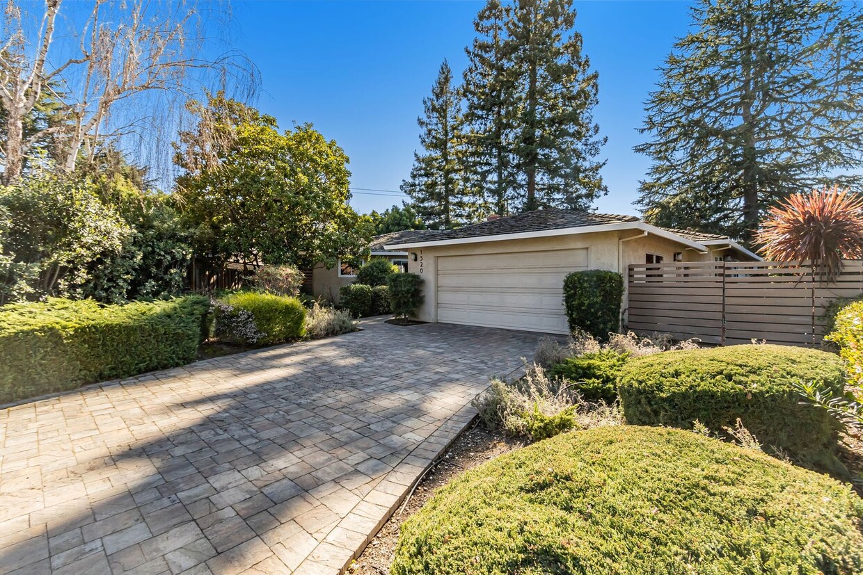 Foto principal - Beautiful Remodeled 5-Bedroom Los Altos Home