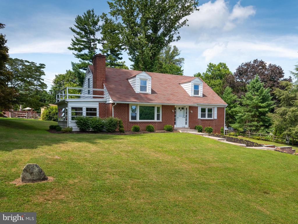 Primary Photo - 840 Rosary Ln