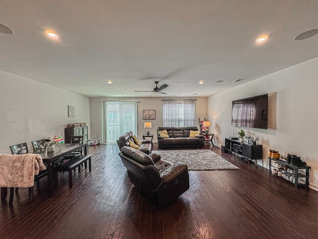 Building Photo - Luxurious 3 Bed 2.5 Bath Interior Townhome...