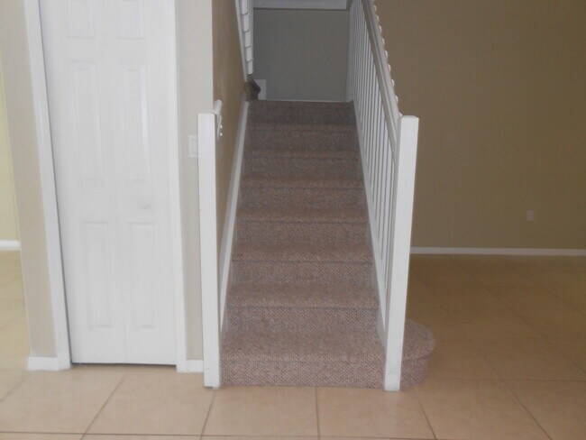 Escaleras - 12470 SW 122nd St