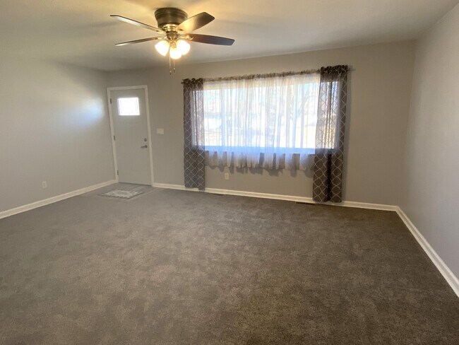 huge living & new carpet - 20 Mesa Rd