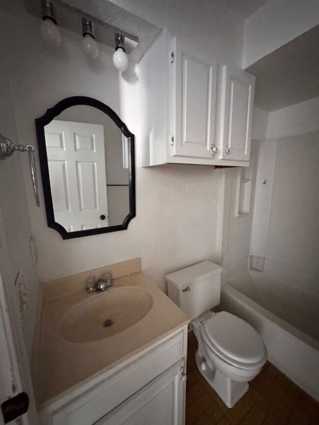 Building Photo - 2 bed one bath spacious duplex in Mustang!