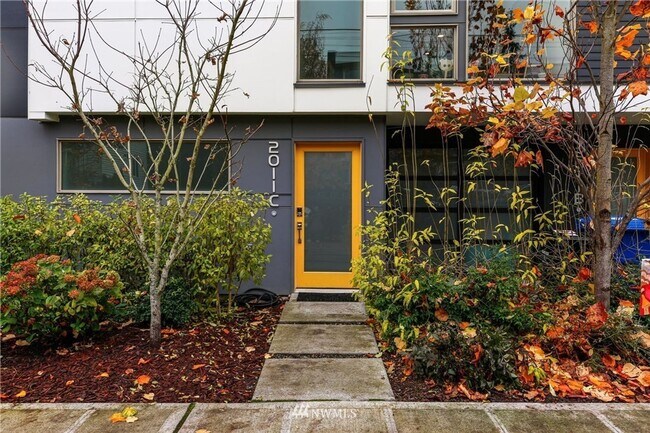 Building Photo - Amazing Capitol Hill Townhome 2/2.5 with 2...