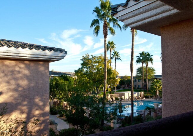 Foto del edificio - 10030 W Indian School Rd