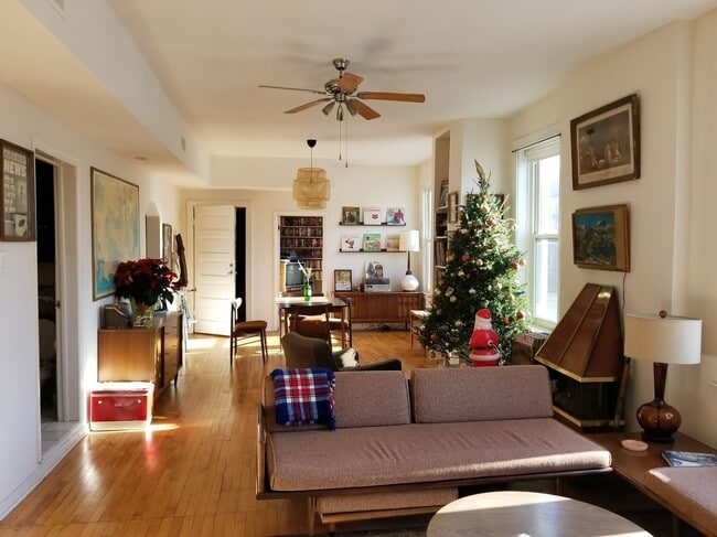 Building Photo - 2350 W Augusta Blvd