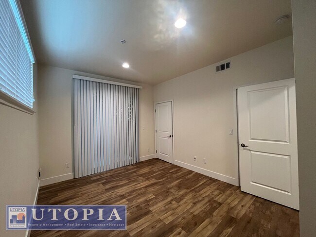 Foto del edificio - Spacious and Modern 3-bedroom, 3.5 bathroo...