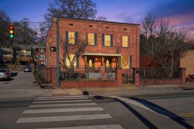 Foto del edificio - 823 McCallie Ave