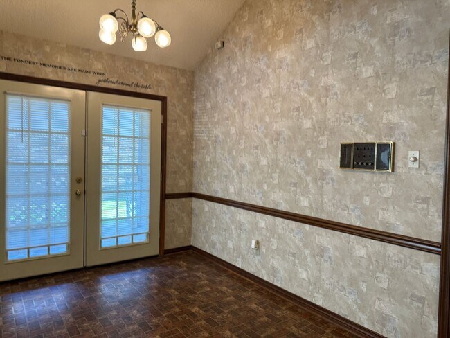 Building Photo - SOUTHERN HILLS-BIG CORNER LOT-NICE BRICK HOME