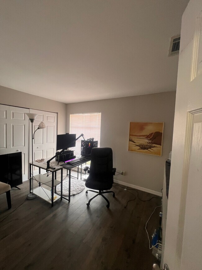 Foto del edificio - 1014 Diplomat Pkwy E