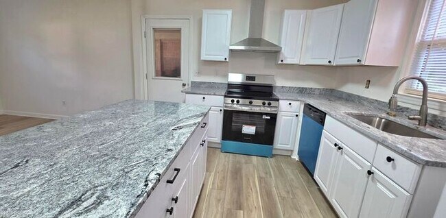 Foto del edificio - Beautifully Renovated 4BD/1BA Home w/ Finished Basement in Hickory!