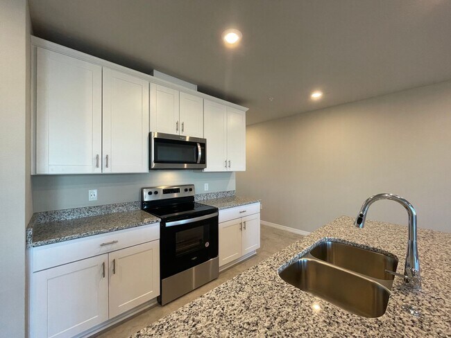Building Photo - 3 Bedroom, 2.5 Bath Town Home in Greens at...