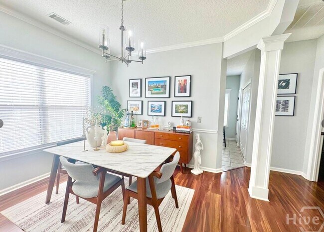 Foto del edificio - Beautifully designed end unit townhome Available 1/6/26